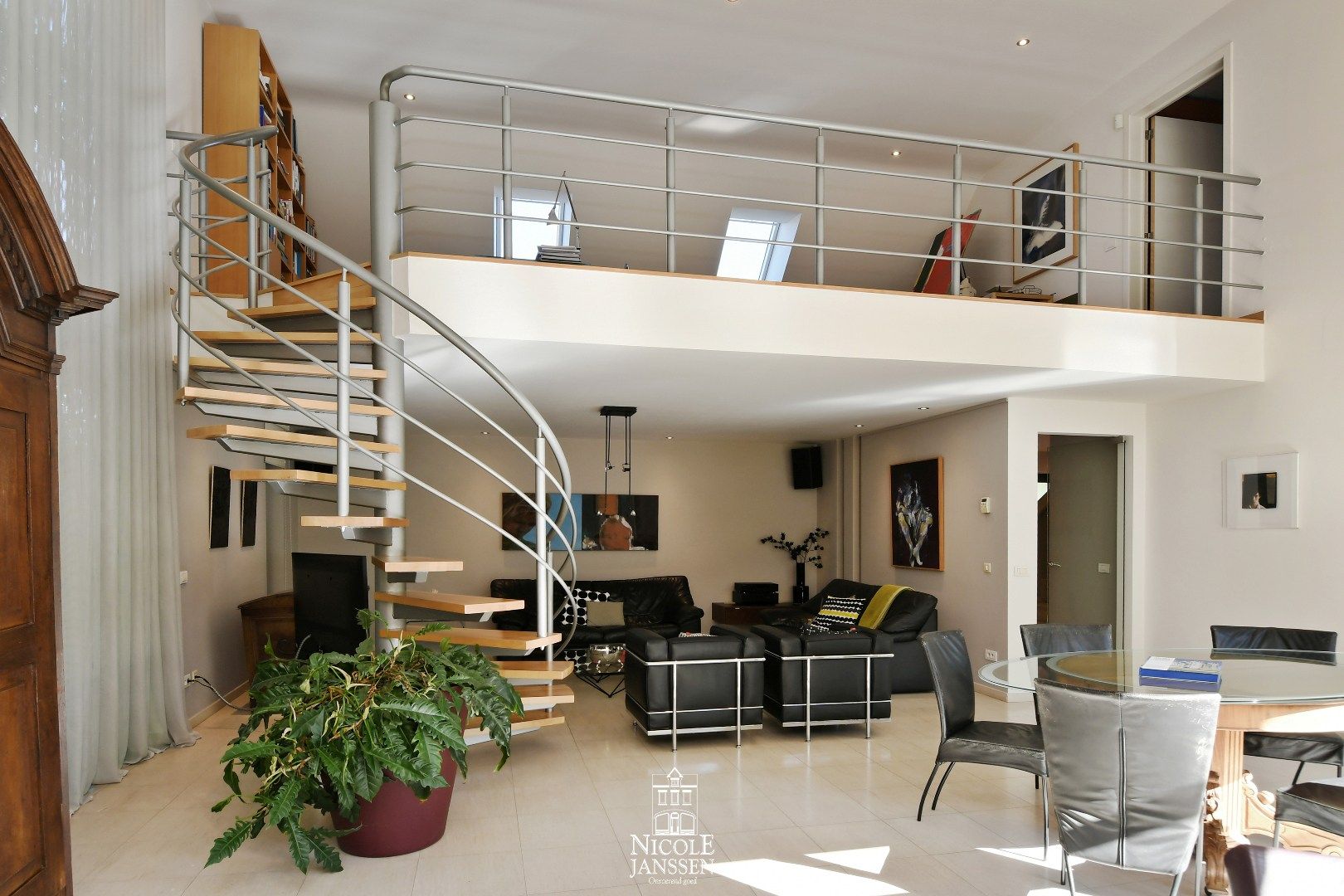 Ruime woning met zwembad foto 4