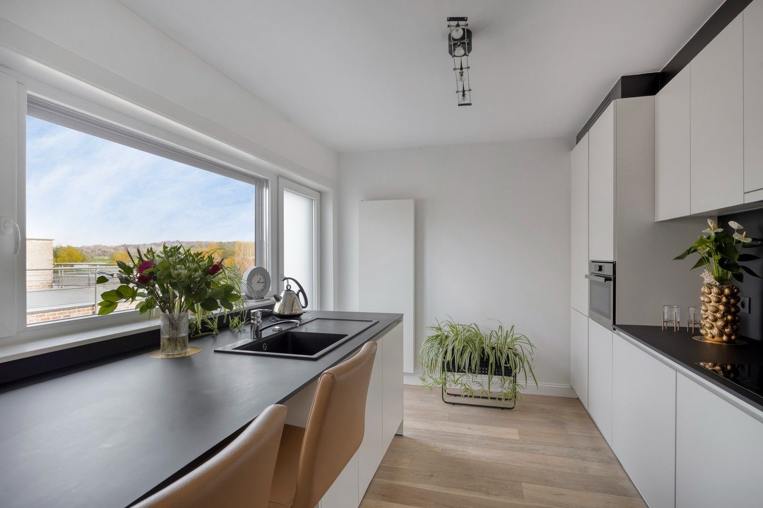 Gerenoveerd appartement met 3 slaapkamers, 2 terrassen en garage in Uikhoven aan de Maas! foto 2