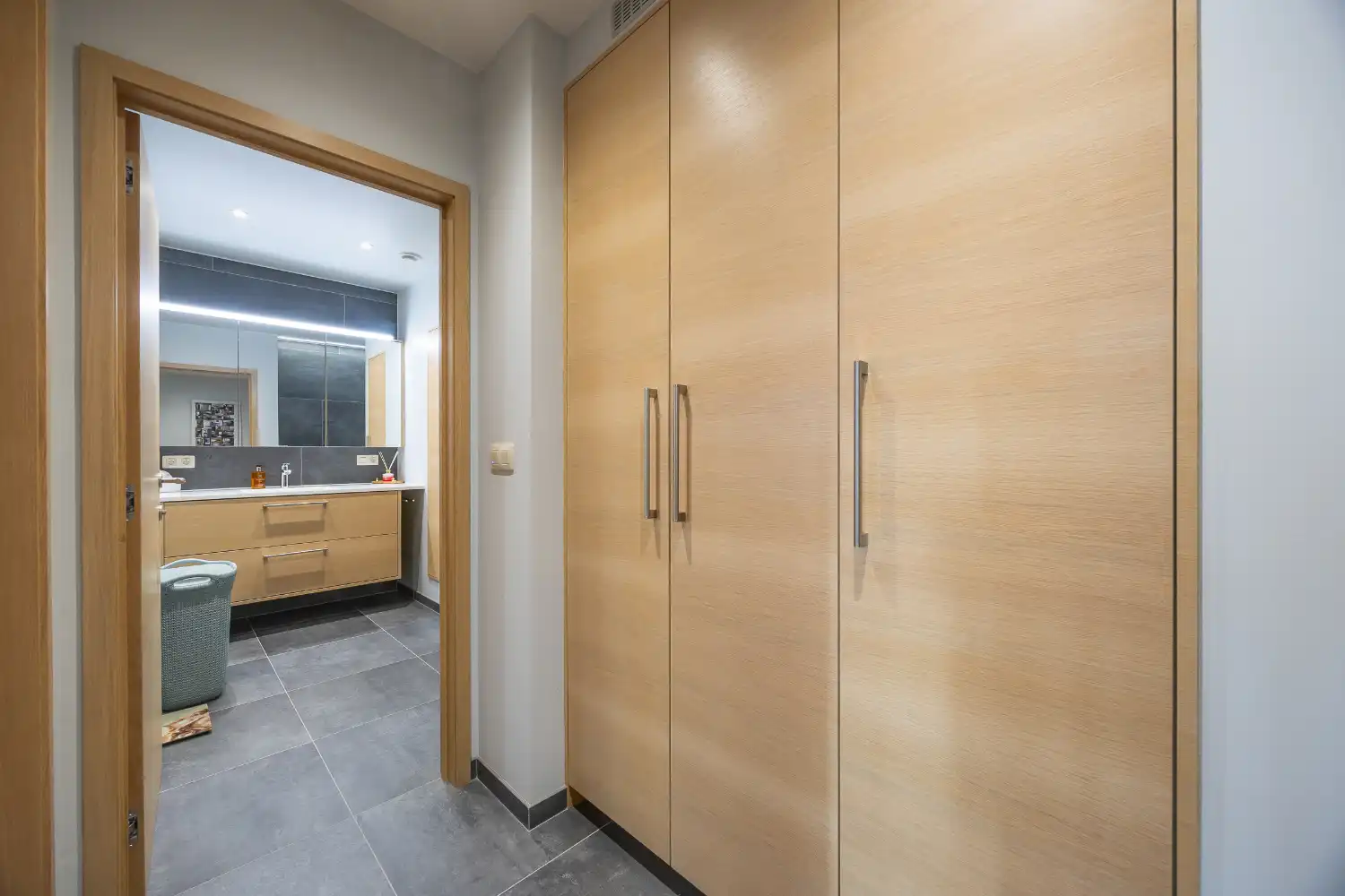 Gerenoveerd 2-slaapkamer appartement met inpandige garage in hartje Oostende foto 20