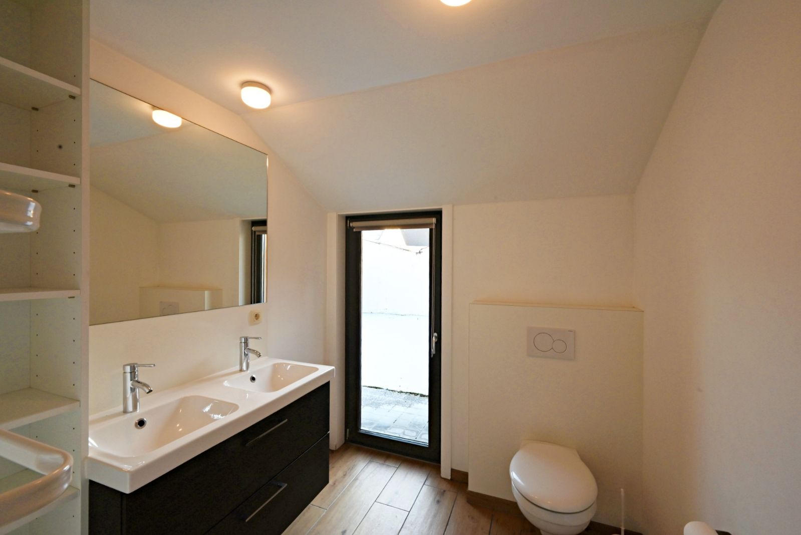 Gerenoveerde woning met centrale ligging in Emelgem! foto 11