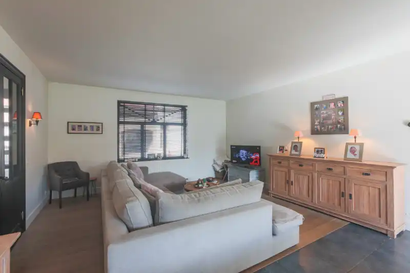 Verder af te werken, doch onmiddellijk bewoonbare ruime woning (399m²)  met 4 slpks (meer mogelijk), tuin, garage ....ENERGIELABEL C... foto 4