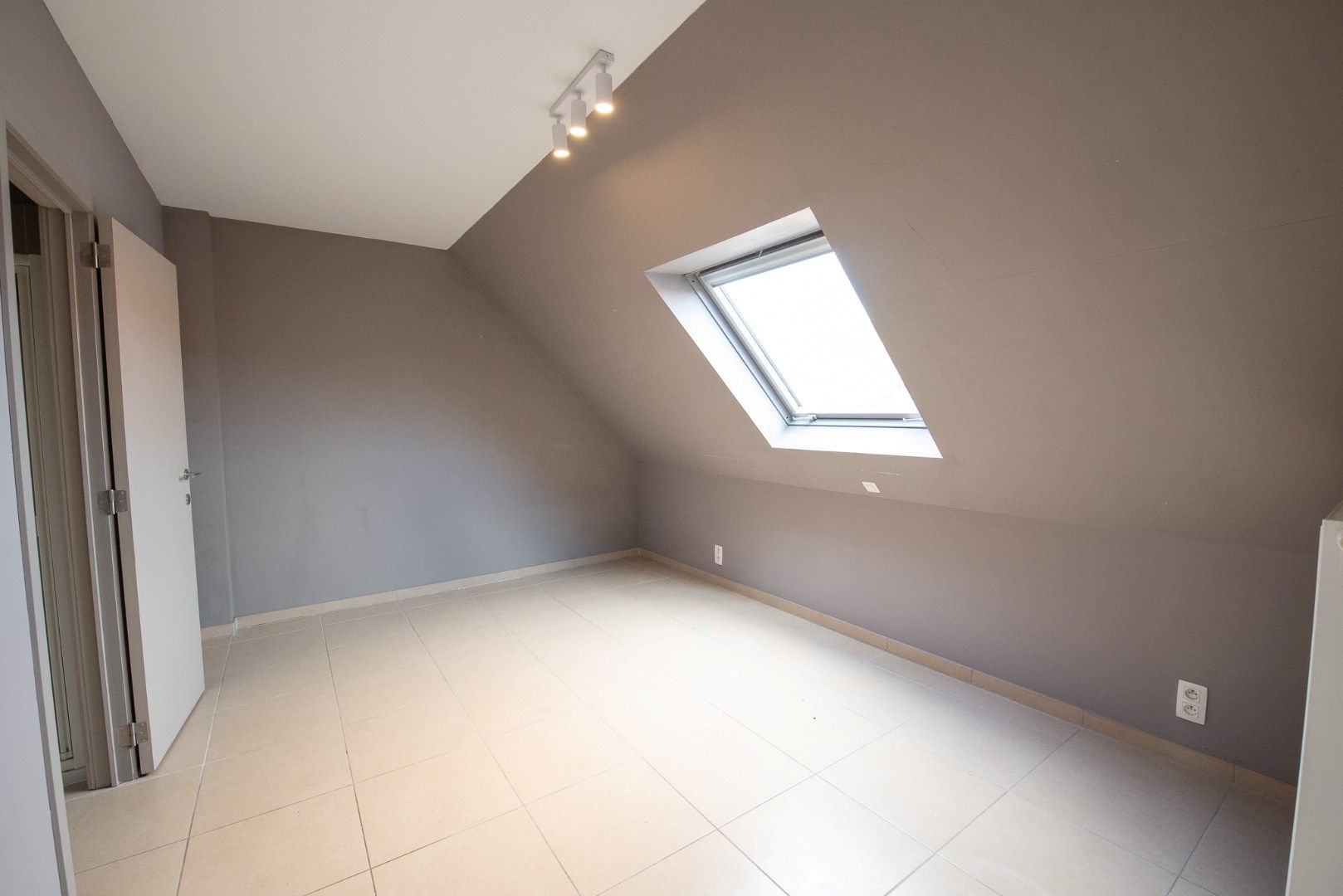 Lichtrijk duplex-appartement op een schitterende ligging in Centrum Waregem met garage! foto 4