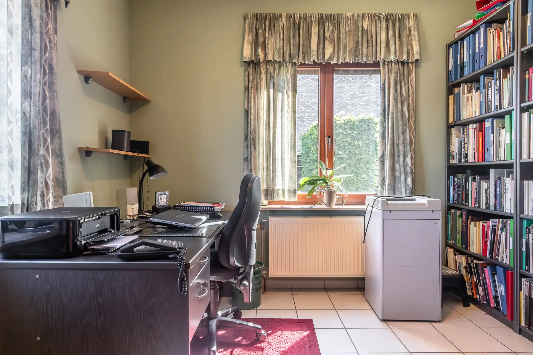 Woning met 3 slaapkamers, inpandige garage en weidse tuin foto 3