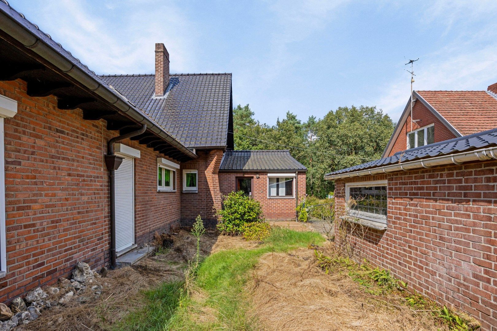 TE RENOVEREN WONING MET 4 SLAAPKAMERS, GESLOTEN GARAGE, WERKRUIMTE OP EEN PERCEEL VAN 817 M²!    foto 21