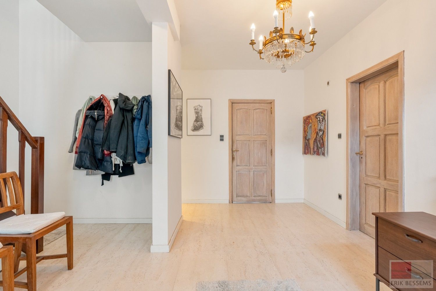 Karaktervolle woning uit 1980 bevindt zich op een perceel van maar liefst 1.399 m² en biedt een bewoonbare oppervlakte van 278 m² foto 2
