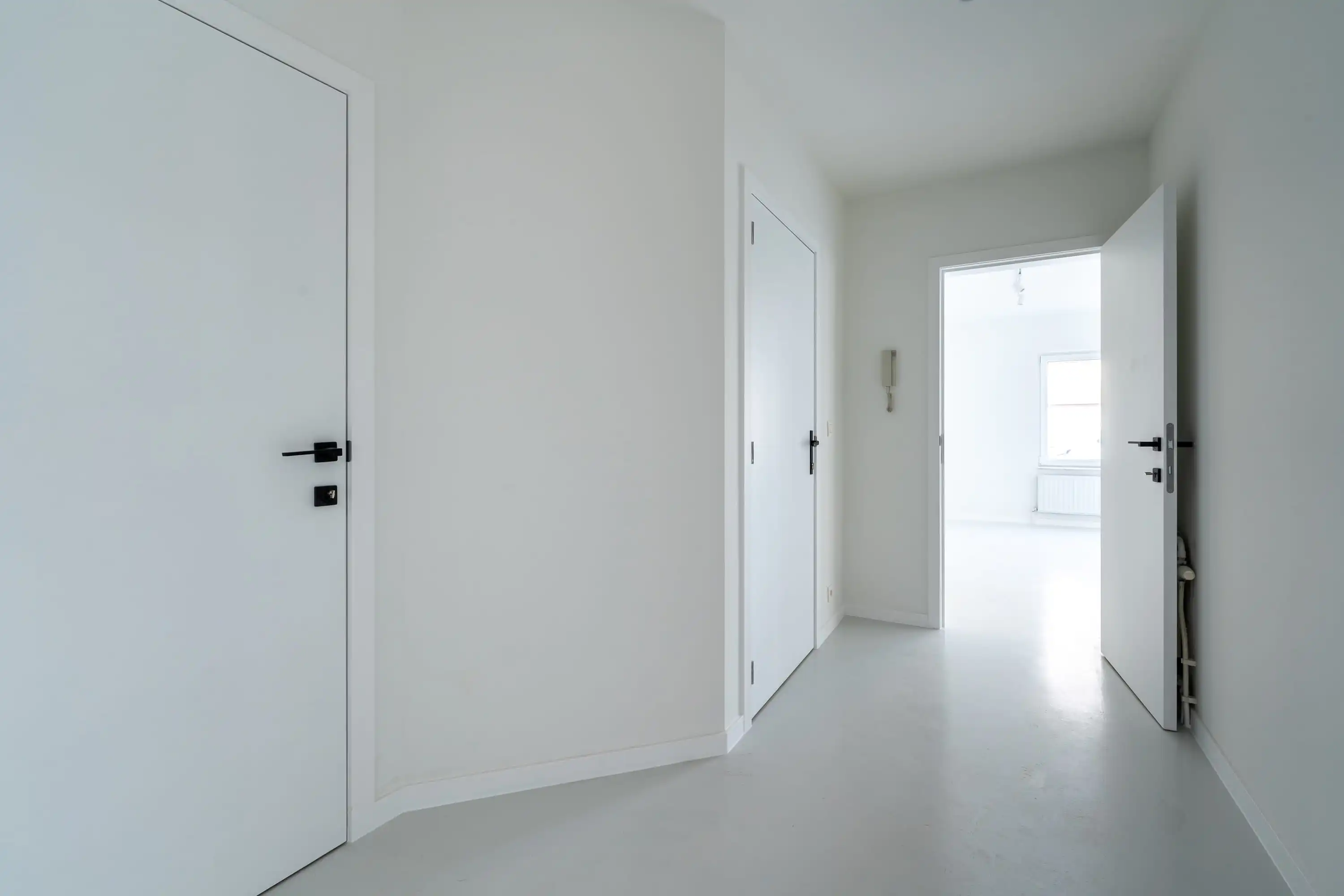 Volledig gerenoveerde bureau met koer in Sint-Pieters-Leeuw foto 6