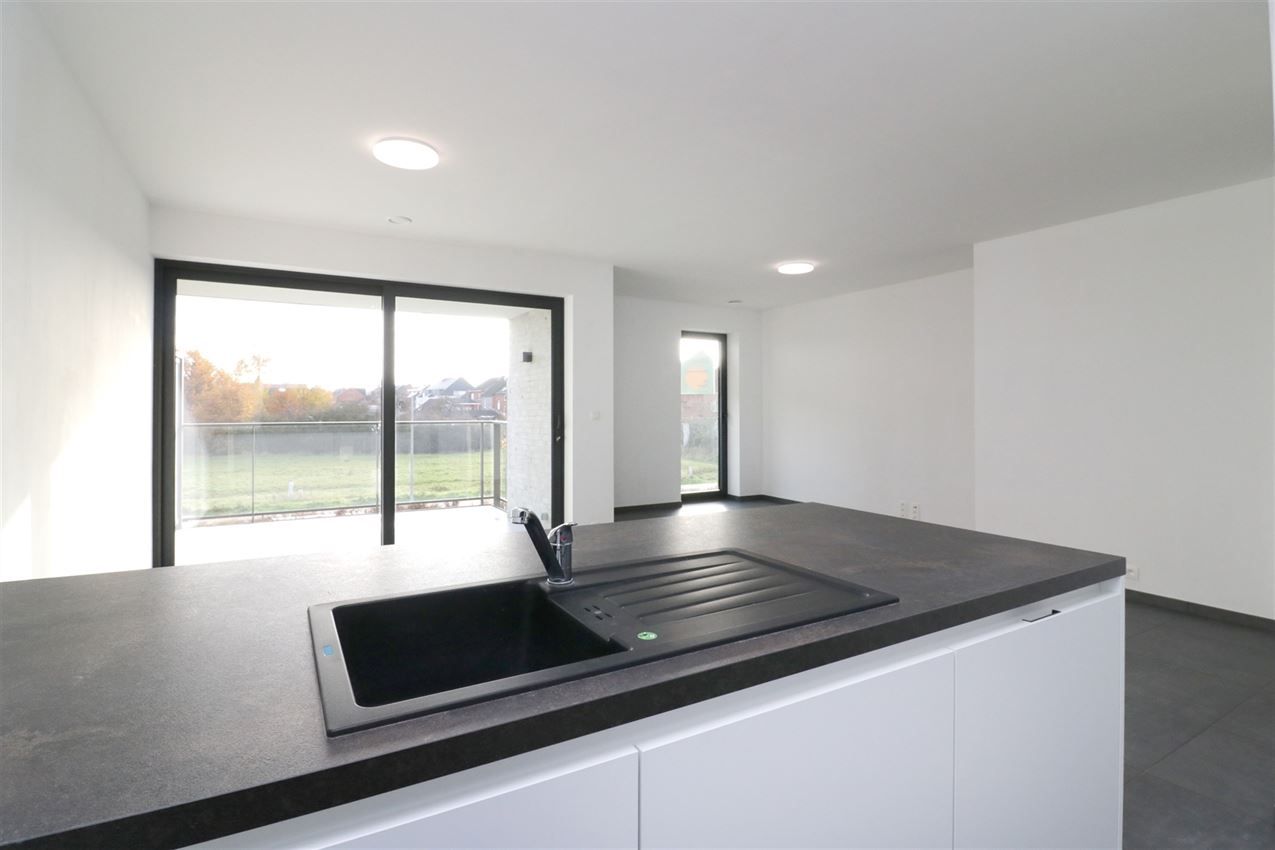 Zonnig appartement, zuidterras, twee slpk, autostaanplaats op gunstige locatie foto 7