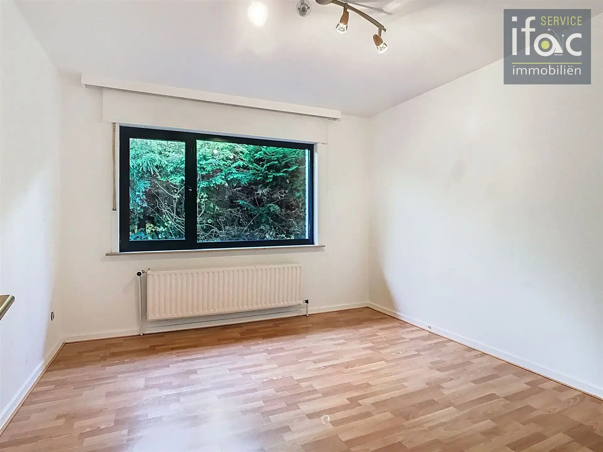 Bungalow met 4 slaapkamers en ruime garage foto 14