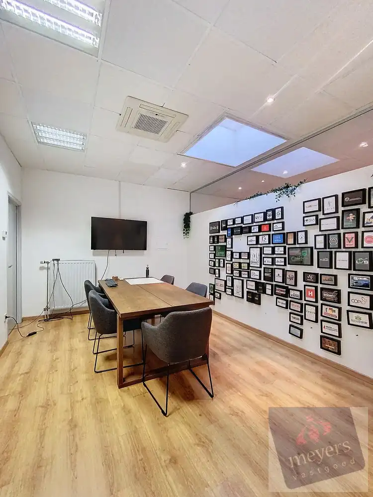 Kantoor- en praktijkruimte met maximale visibiliteit op toplocatie in Alken foto 9