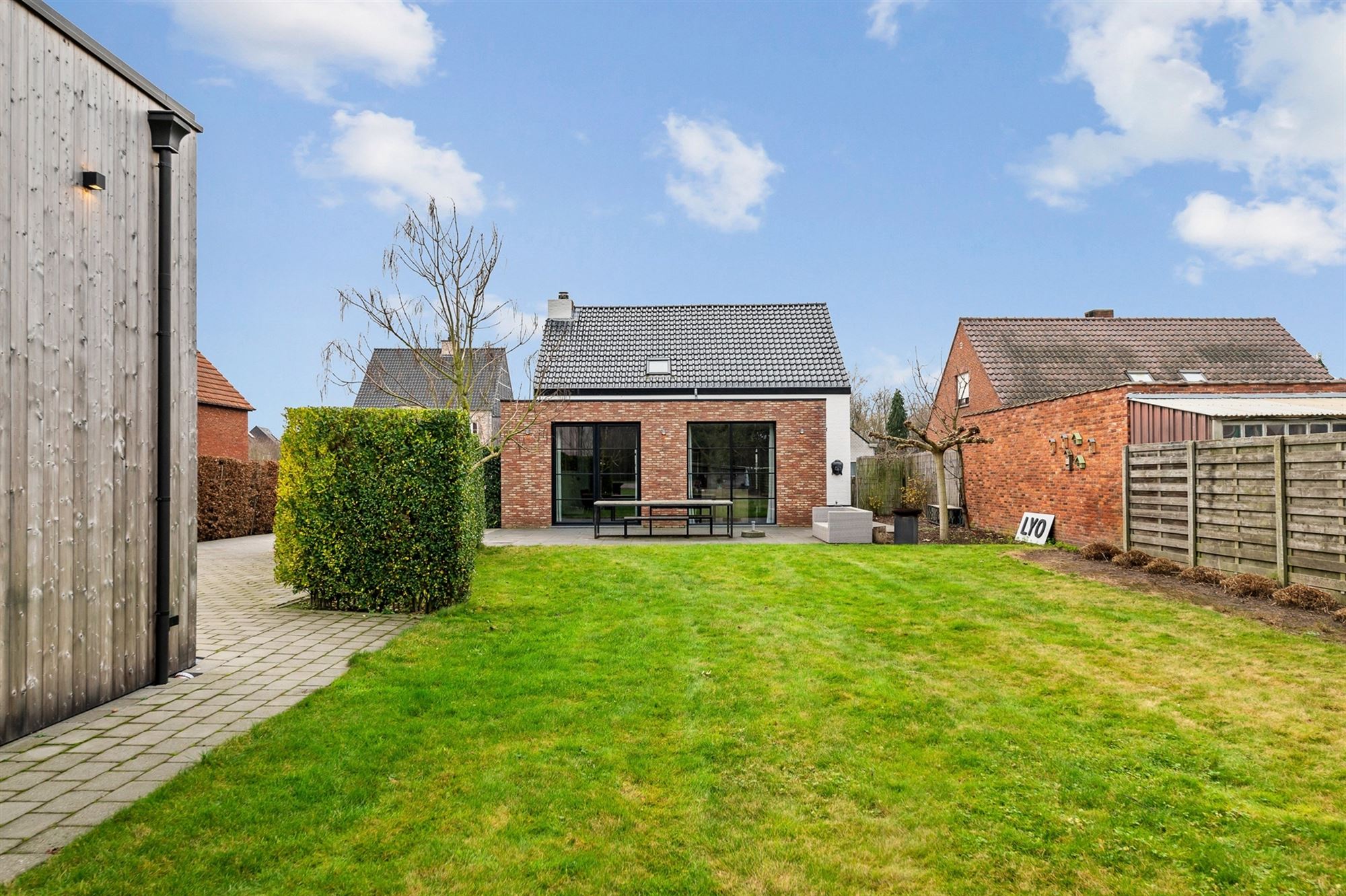 PRACHTIG GERENOVEERDE WONING MET RUIME GARAGE OP IDEALE LIGGING! foto 26