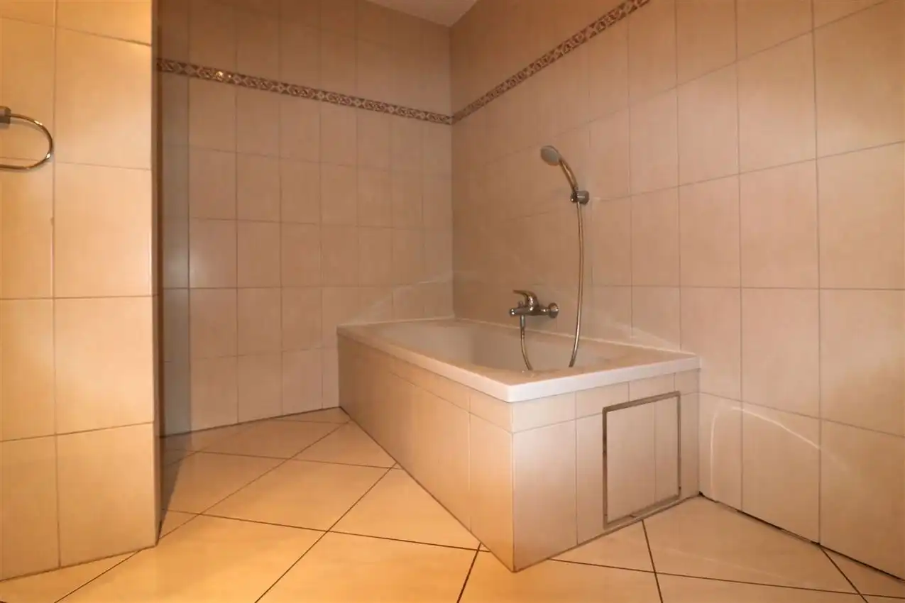 Duplex met 3 slpk., ruim terras en garage nabij station foto 16