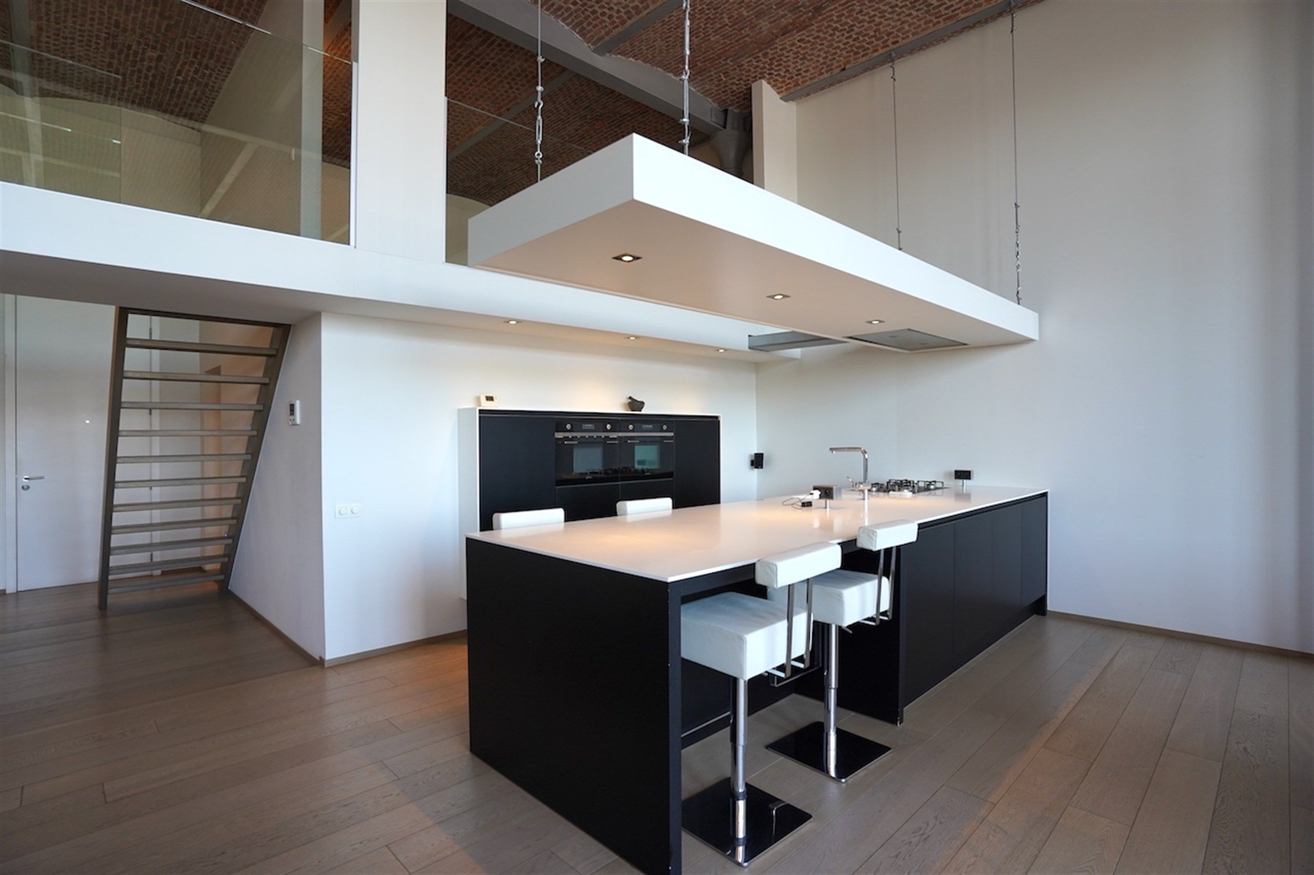 Verrassende, heldere loft met plafondhoogten van 6 m! foto 4