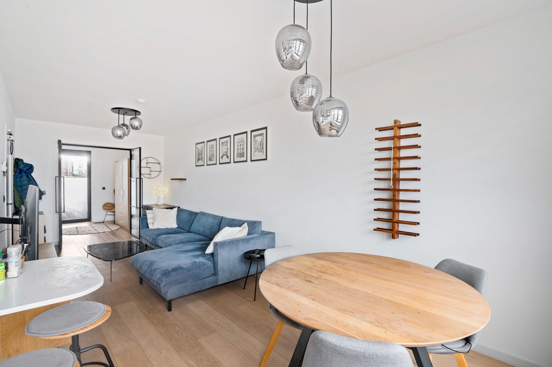 Gerenoveerd en stijlvol appartement met terras! foto 3