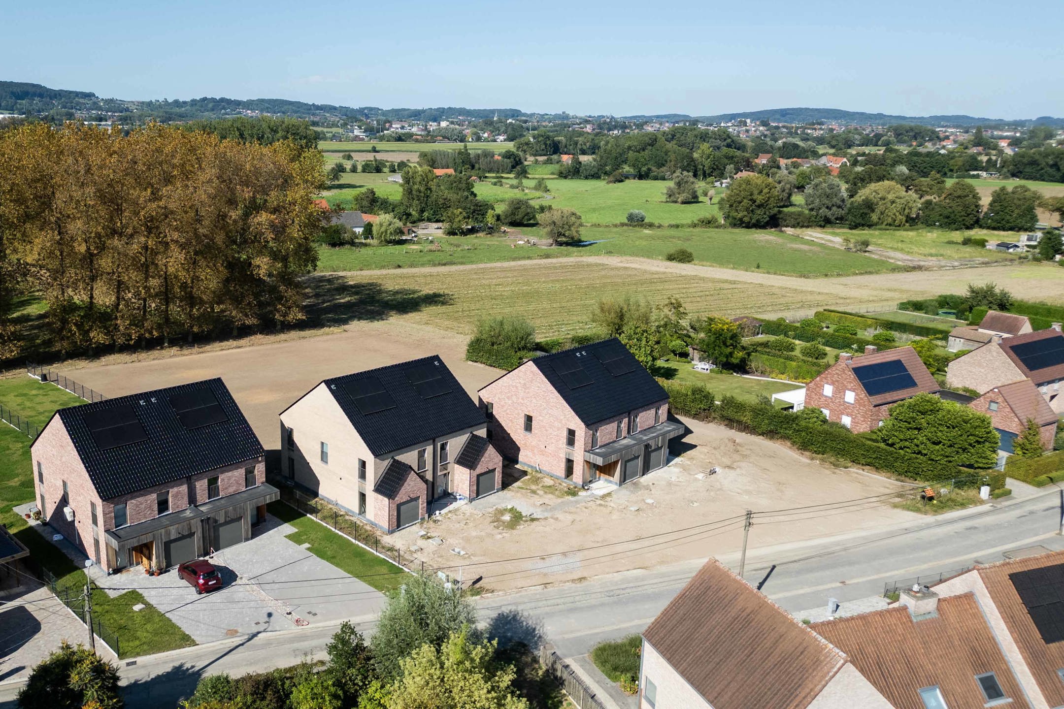 6 nieuwbouwwoningen in een rustige en groene omgeving. foto {{pictureIndex}}