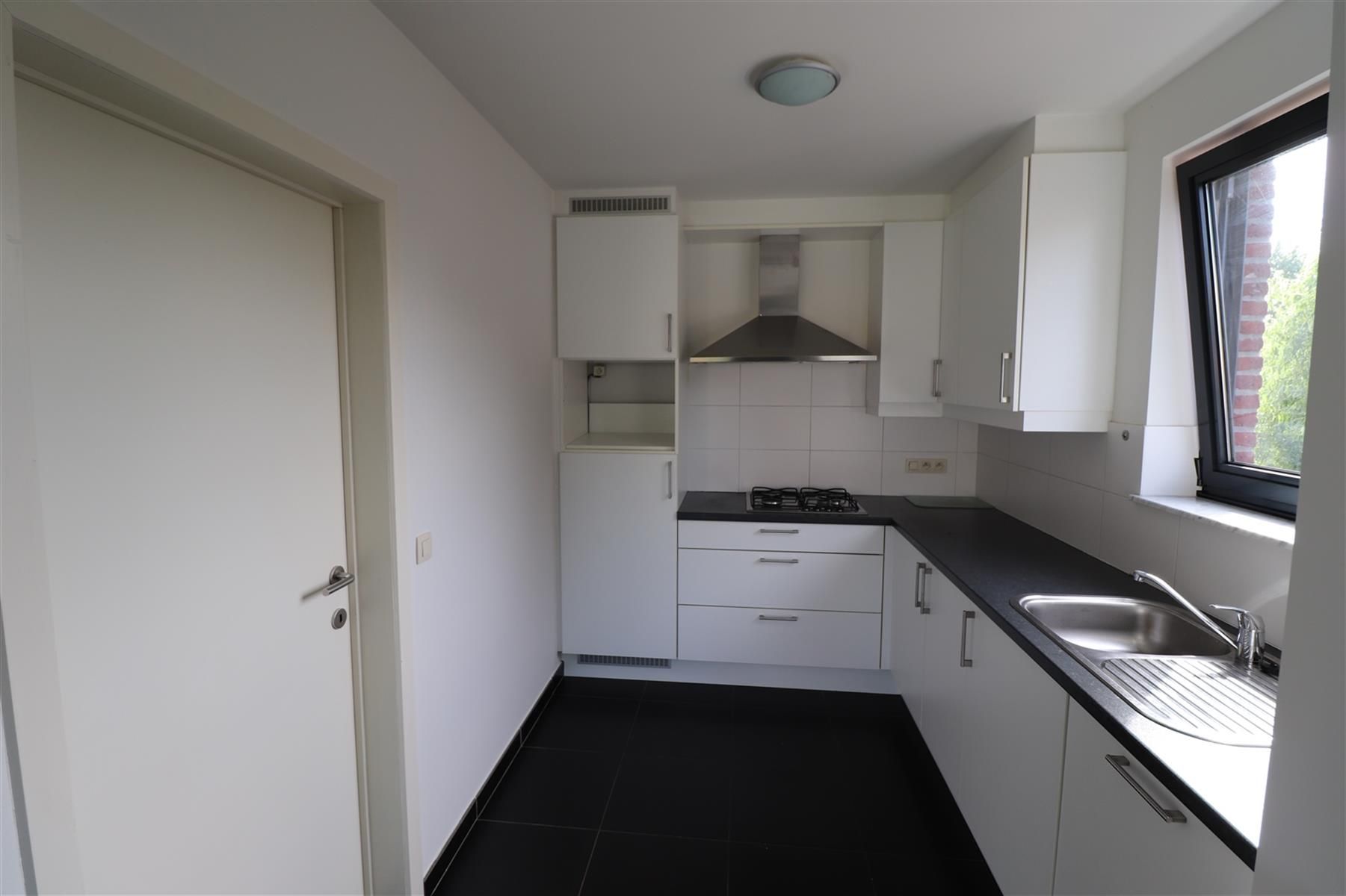 Een appartement op de 1ste verdieping met 2 slaapkamers en terras. foto 4