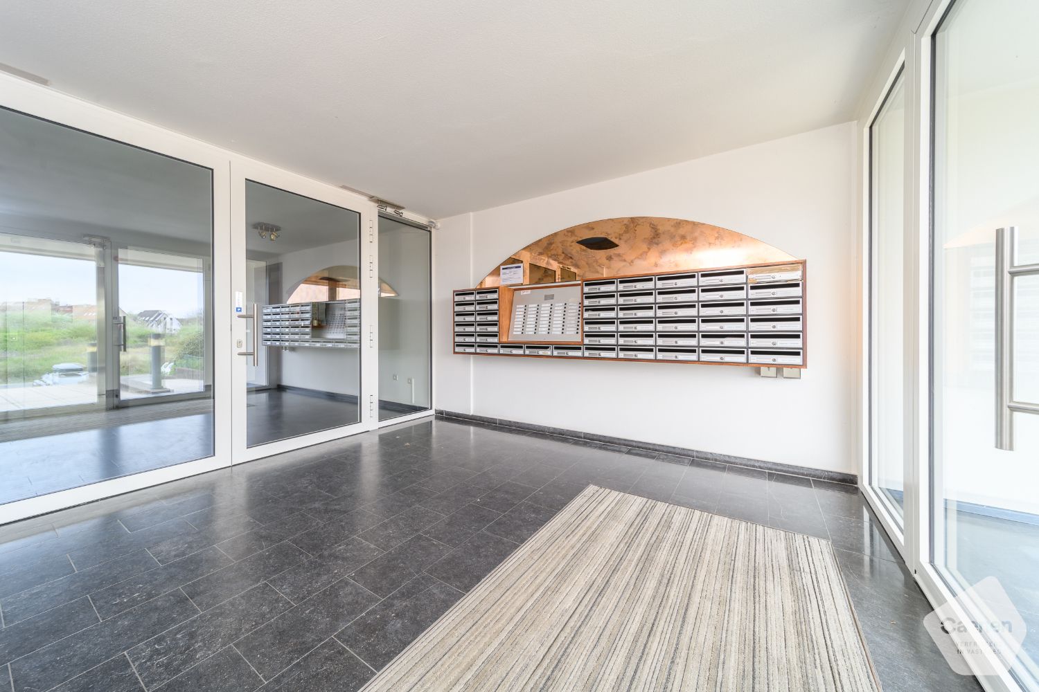 Gemeubelde studio met adembenemend frontaal zeezicht – EPC C foto 9
