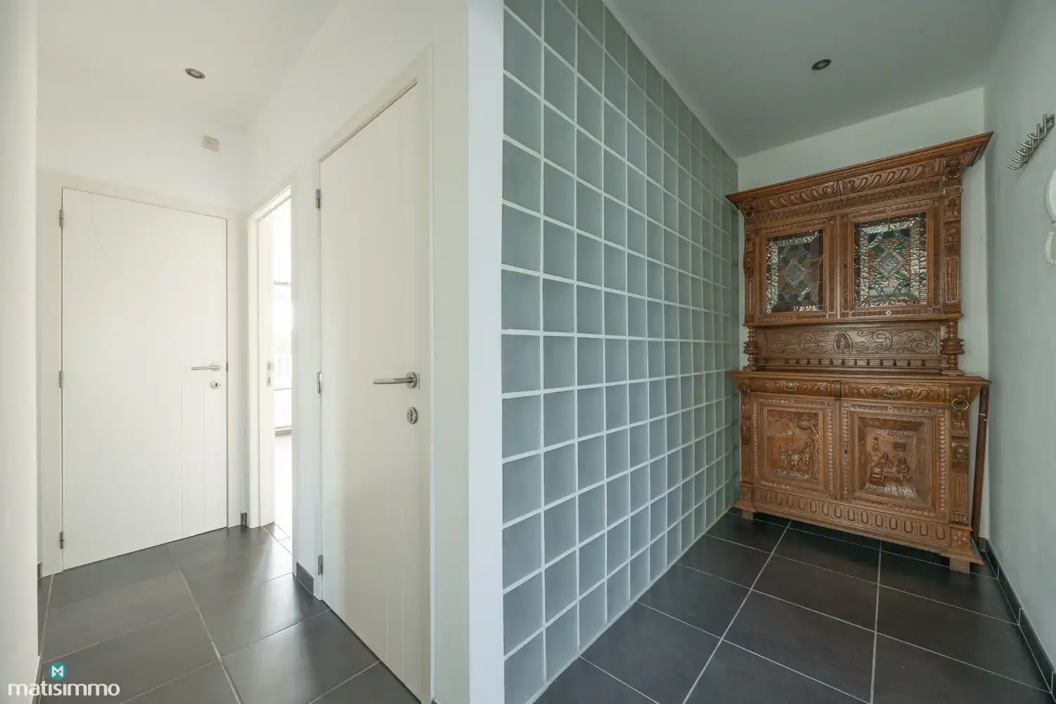 GEMEUBELD INSTAPKLAAR APPARTEMENT MET 2 SLAAPKAMERS EN AUTOSTAANPLAATS NABIJ HET CENTRUM VAN TONGEREN foto 2