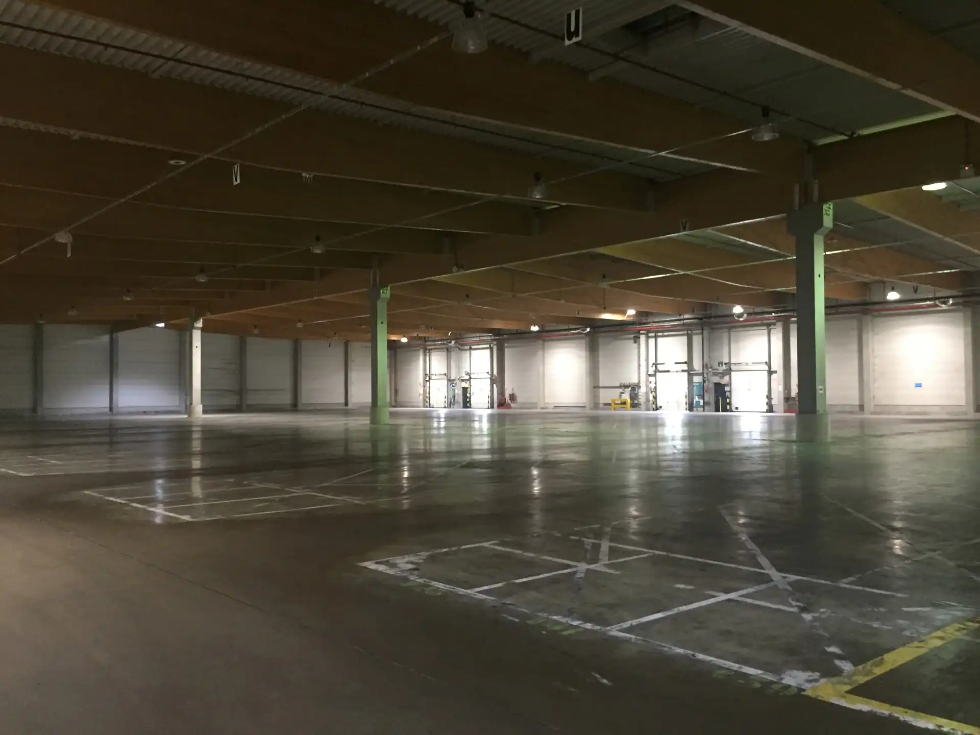 Magazijnen 9.303m² + loskades en verharde terreinen te huur. foto 3