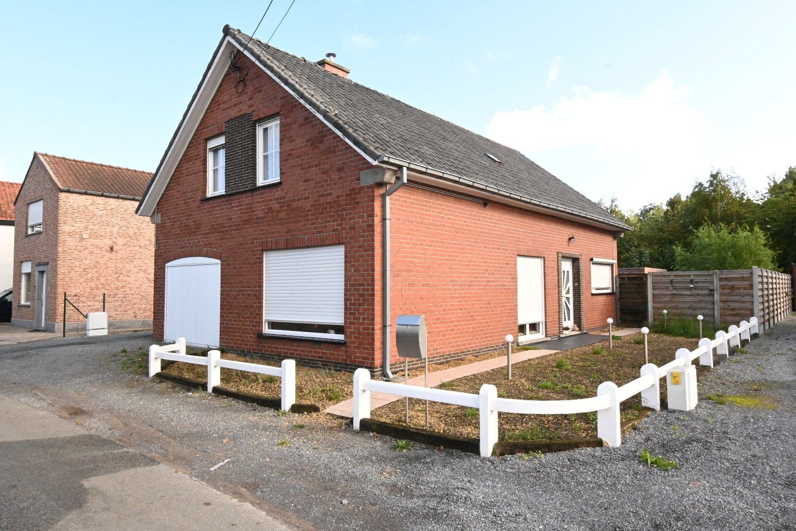 Alleenstaande woning met carport en tuin foto 2
