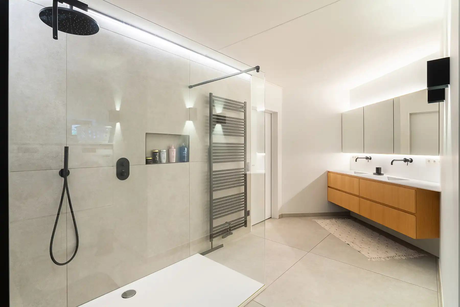 Modern gebouw met handel gelijkvloers en duplex-appartement. foto 13