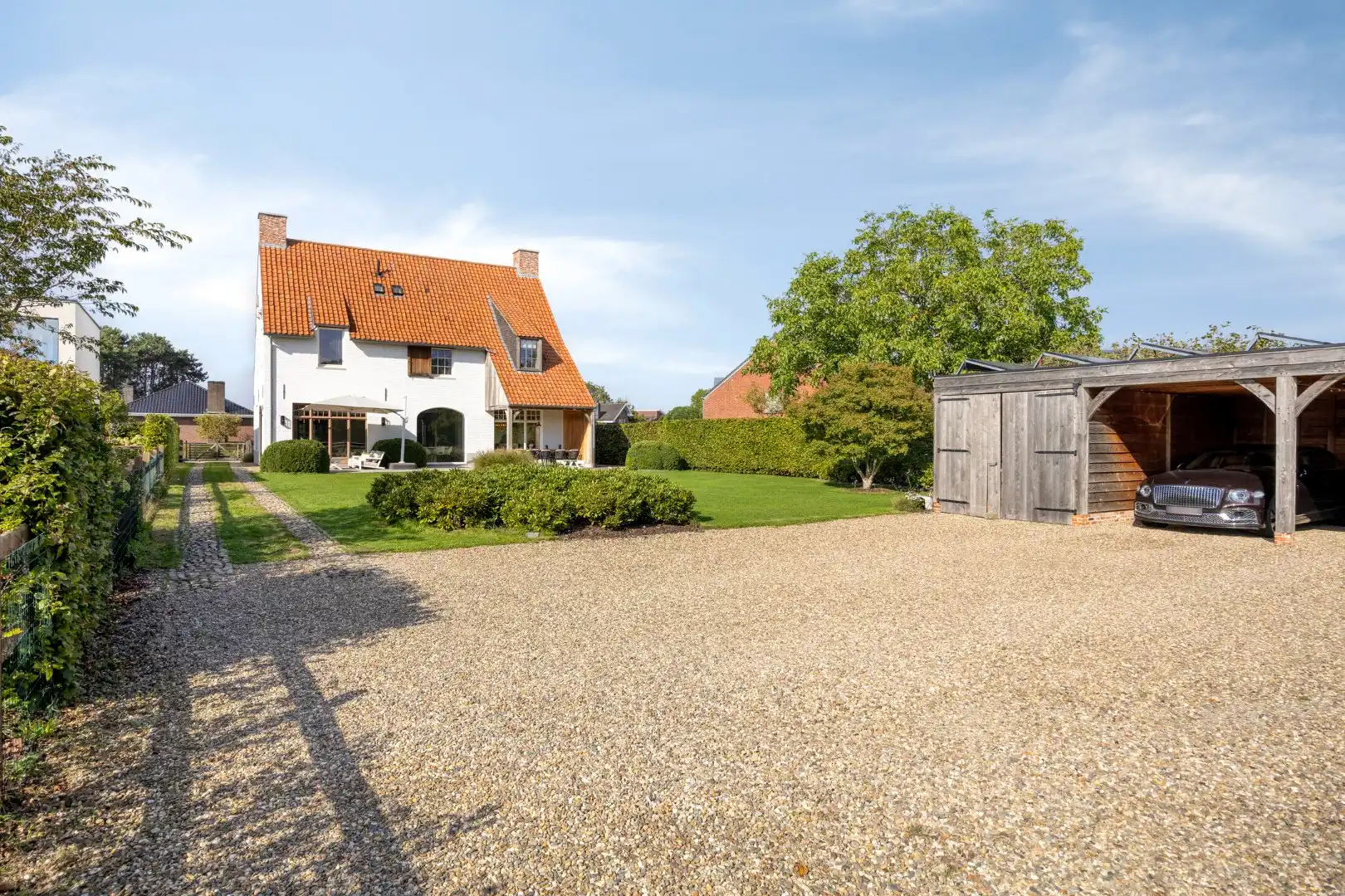 Prachtig afgewerkte villa met 4 slpks en 2 badkamers , landelijk gelegen op 1.080 m² ! foto 3