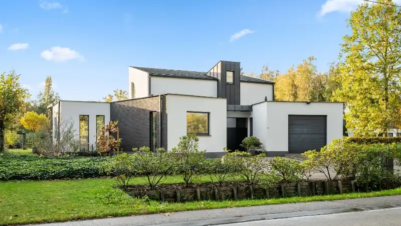 Moderne villa 247m² met bijgebouw-garage en zwembad op 58 are foto {{pictureIndex}}