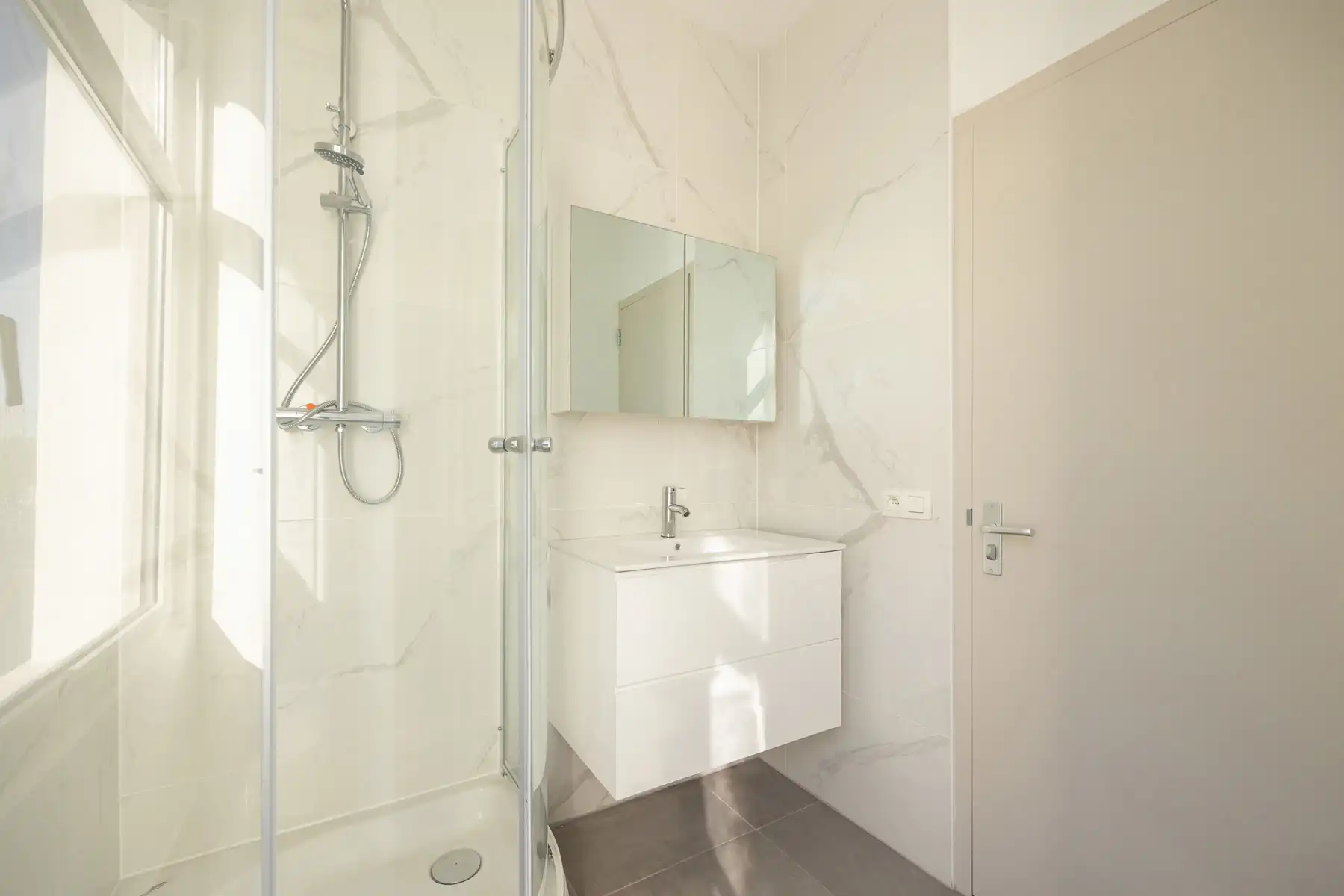 Kwalitatief gerenoveerd appartement op gegeerde locatie! foto 11