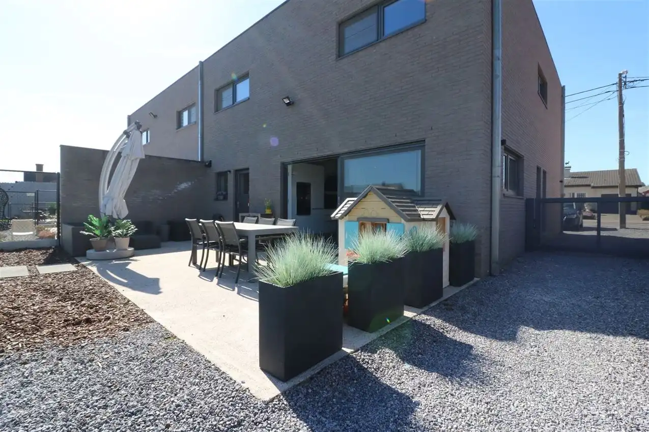 E28 | 2016/ Zonnepanelen | 3 slaapkamers | Grote tuin | Aparte garage | Nabij E314 en groen foto 4