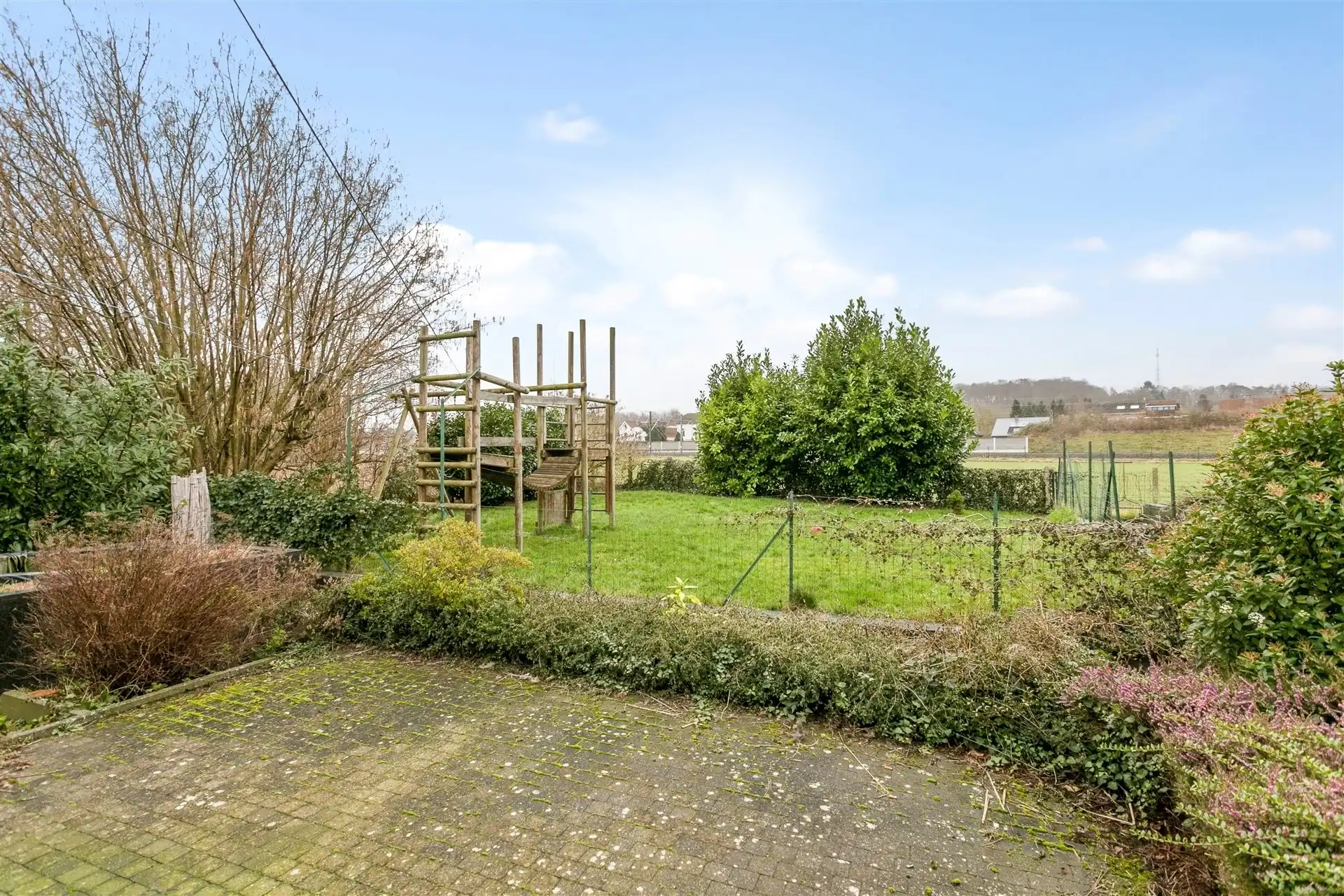 Ruime vrijstaande woning, omgeven door groene weilanden en op wandelafstand van het dorp. foto 18