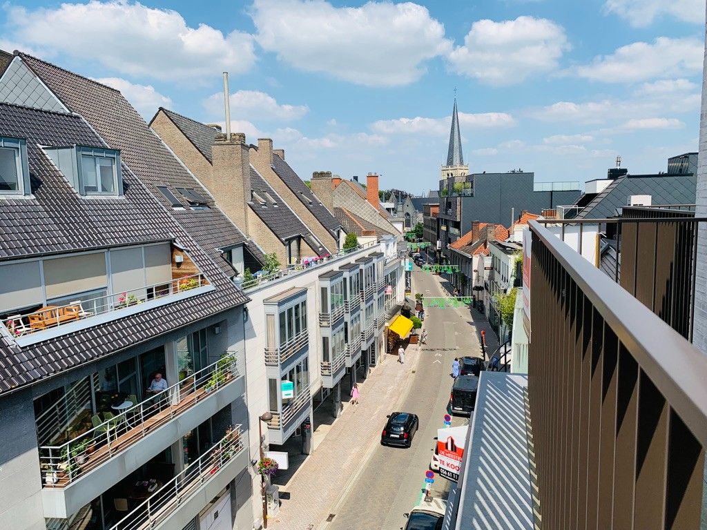 EXCLUSIEF EN LUXUEUS WONEN OP EEN BOOGSCHEUT VAN DE MARKT IN WAREGEM foto 9