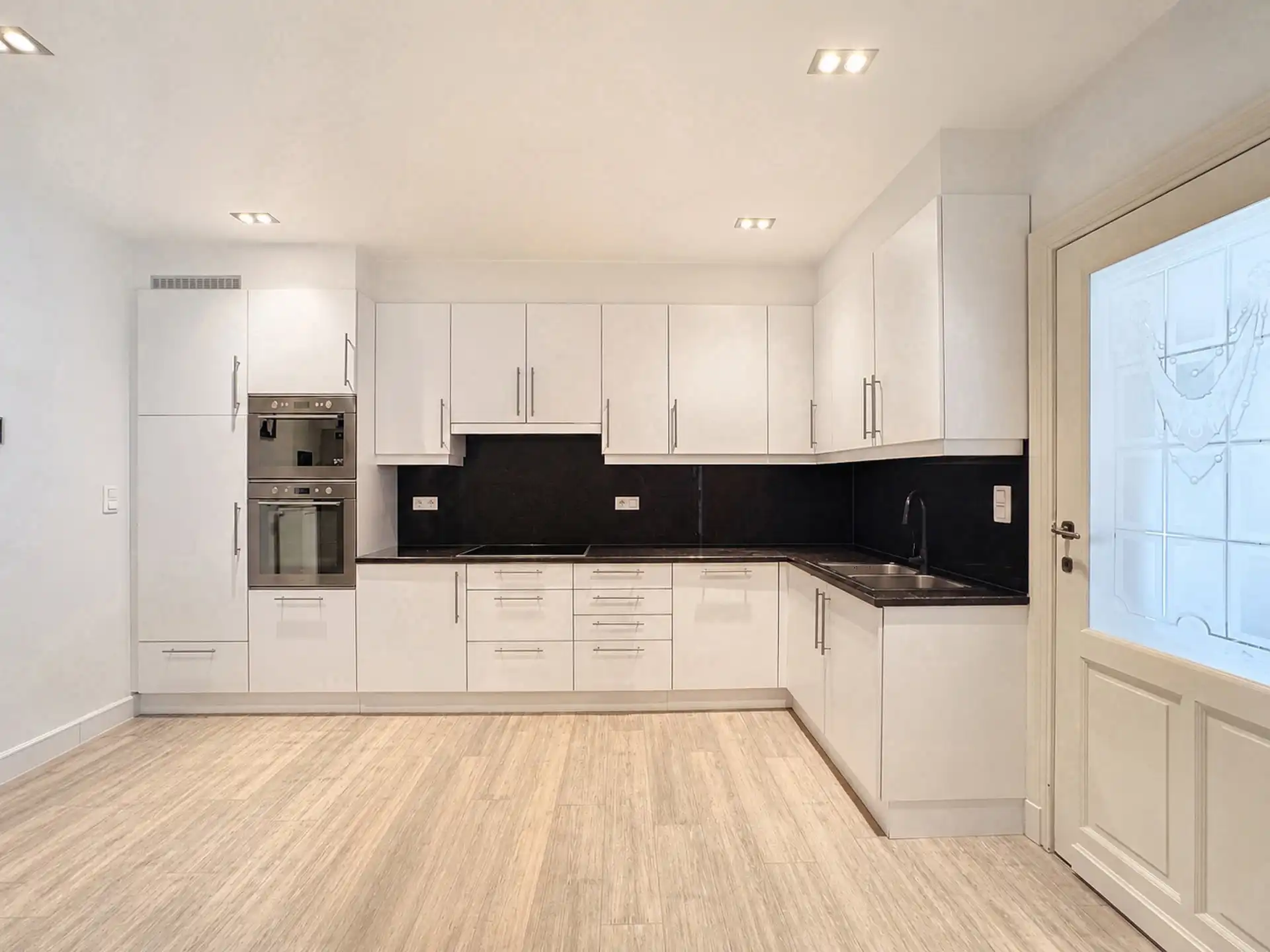 Luxe gelijkvloersappartement met stadstuin en garage box foto 3