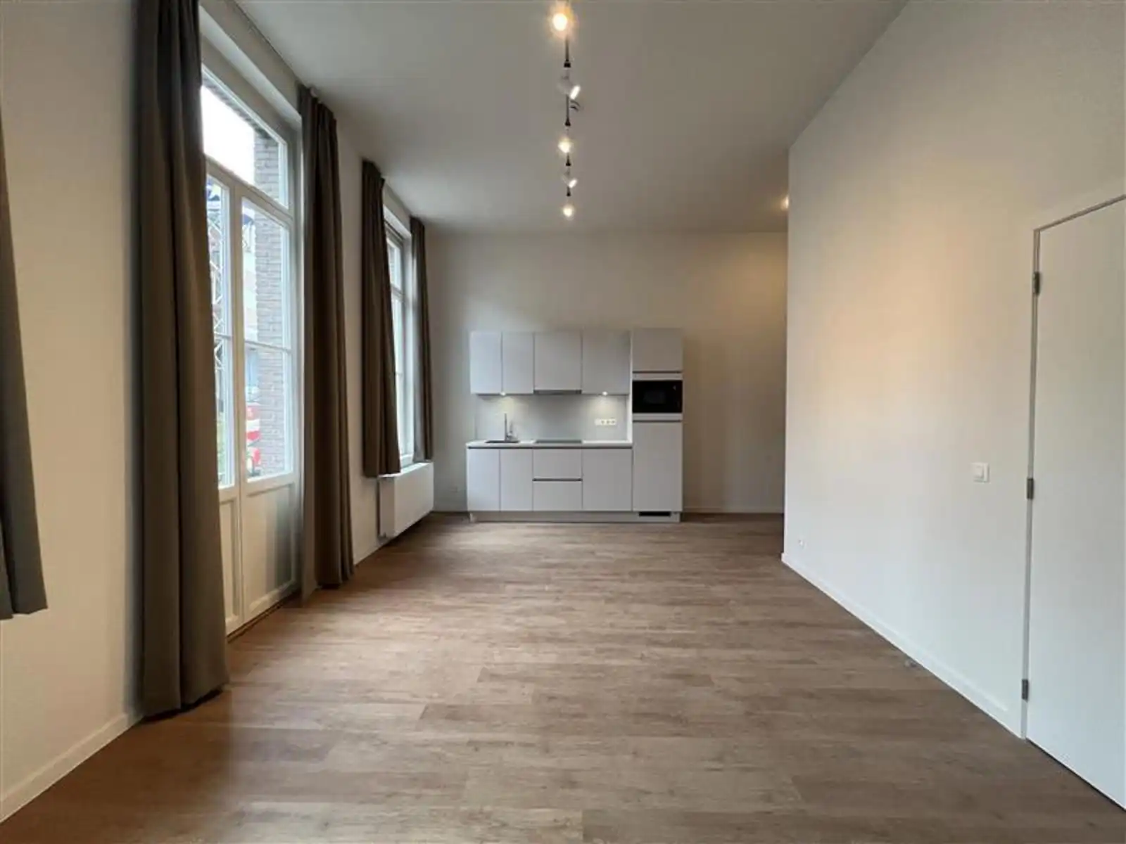 Volledig gerenoveerde studio op uitstekende locatie te huur foto 3