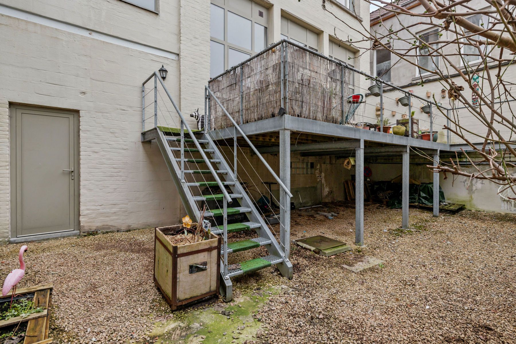 Uniek appartement/studio met terras, tuin en bijgebouw foto 17