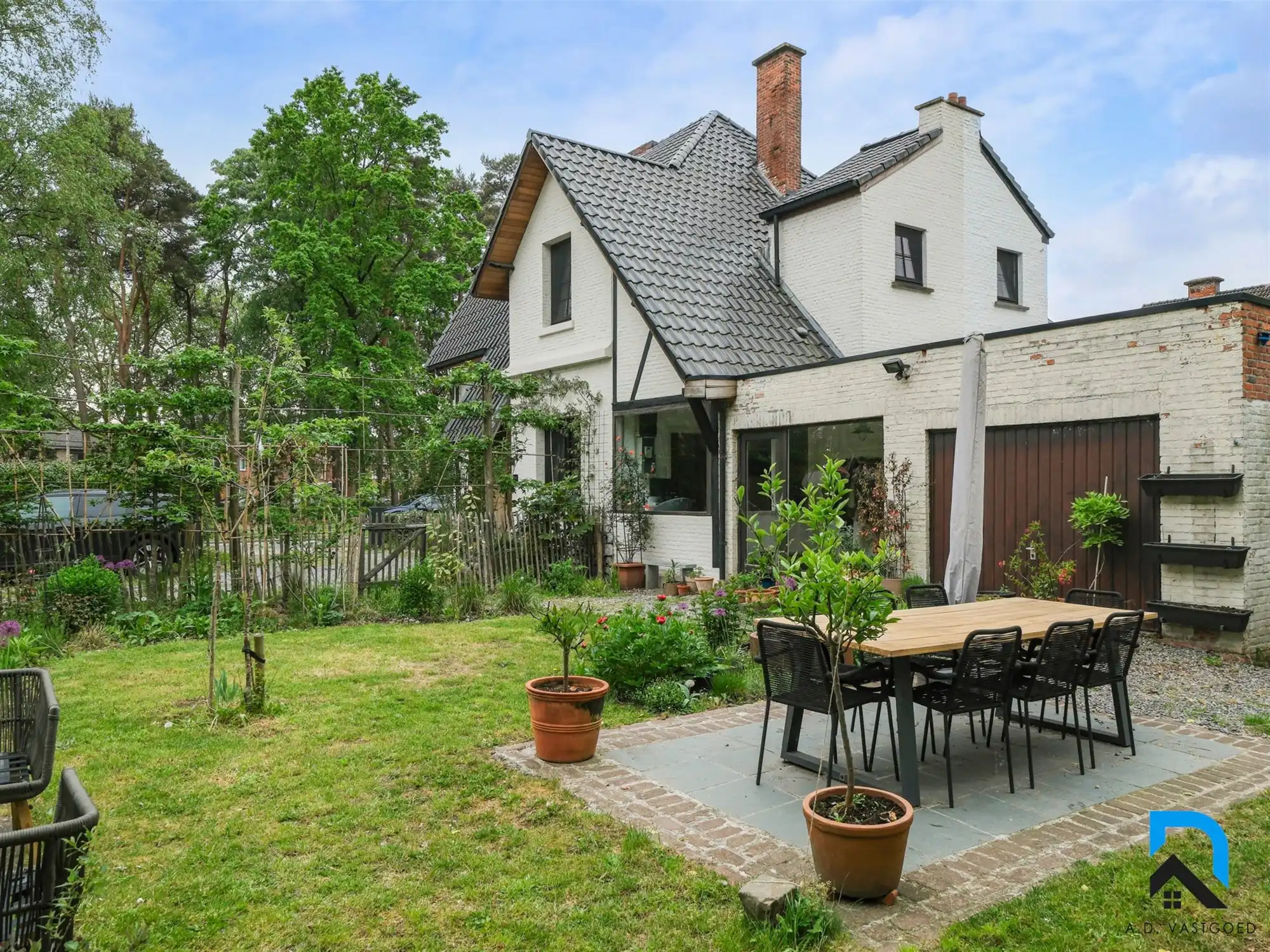 Mooie woning met tuin op toplocatie foto {{pictureIndex}}
