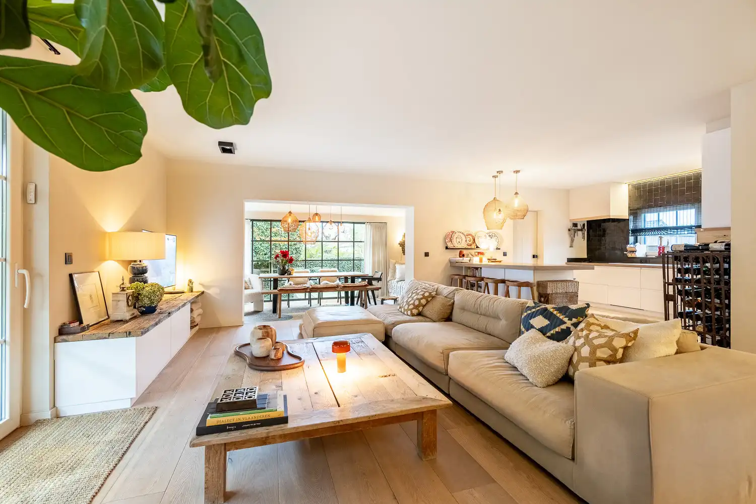 Aangename woning gelegen in rustige residentiële buurt in Knokke. foto {{pictureIndex}}