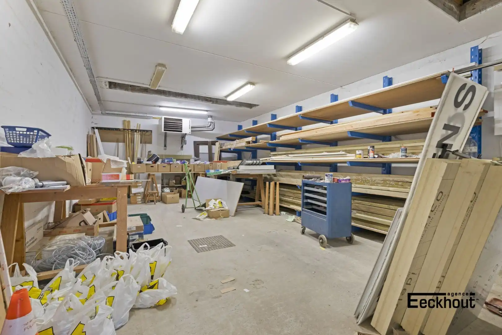 Zeer ruim (445 m²) magazijn met tal van mogelijkheden in de Vuurtorenwijk te Oostende! foto 5