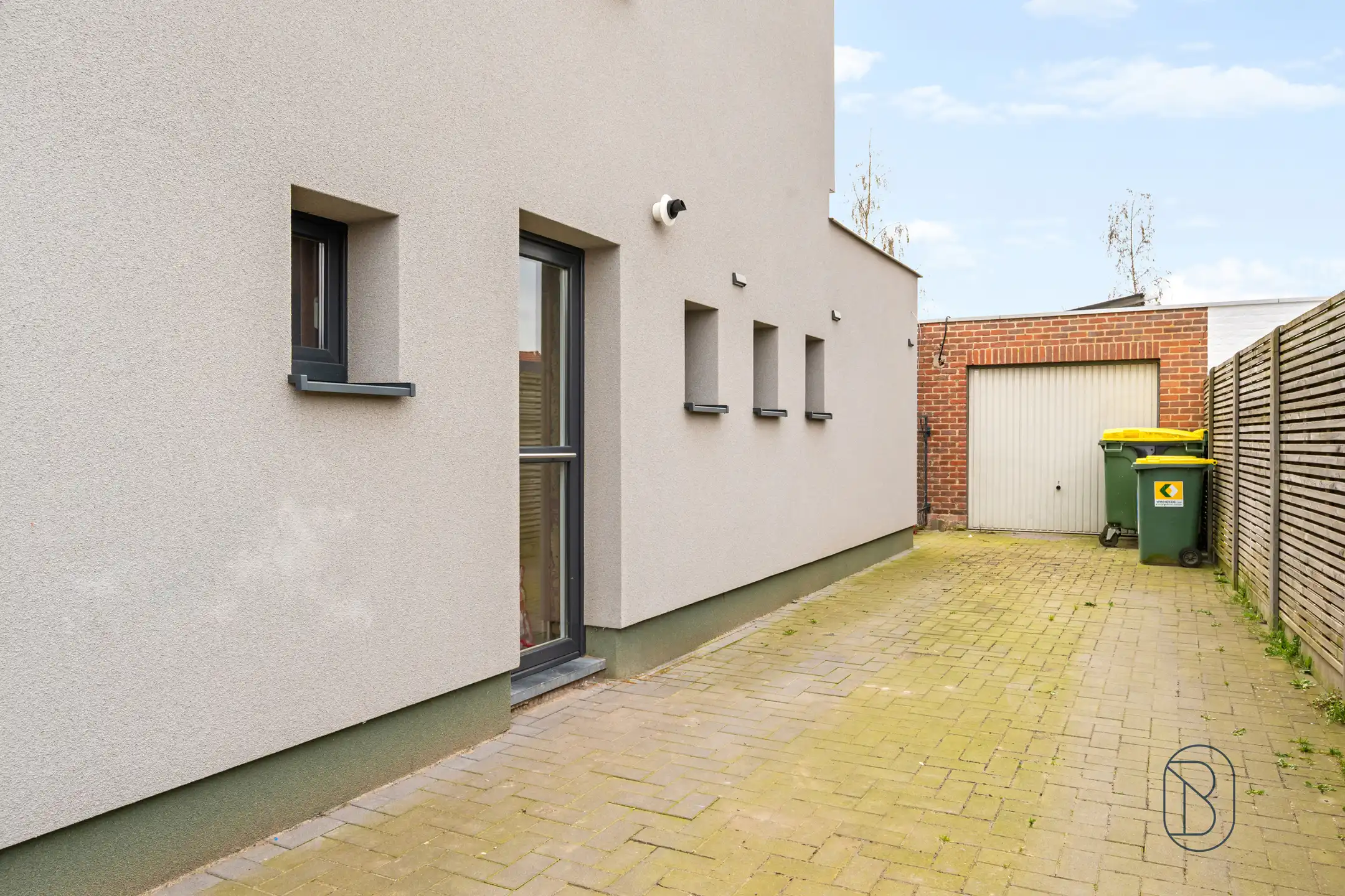 Halfopen woning met garage en tuin in Harelbeke foto 2