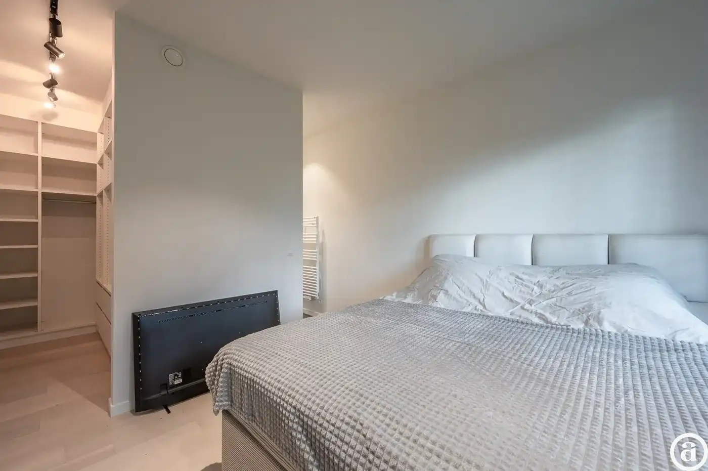 Alleenstaande moderne villa gelegen in een rustige residentiële omgeving te Knokke.  foto 9