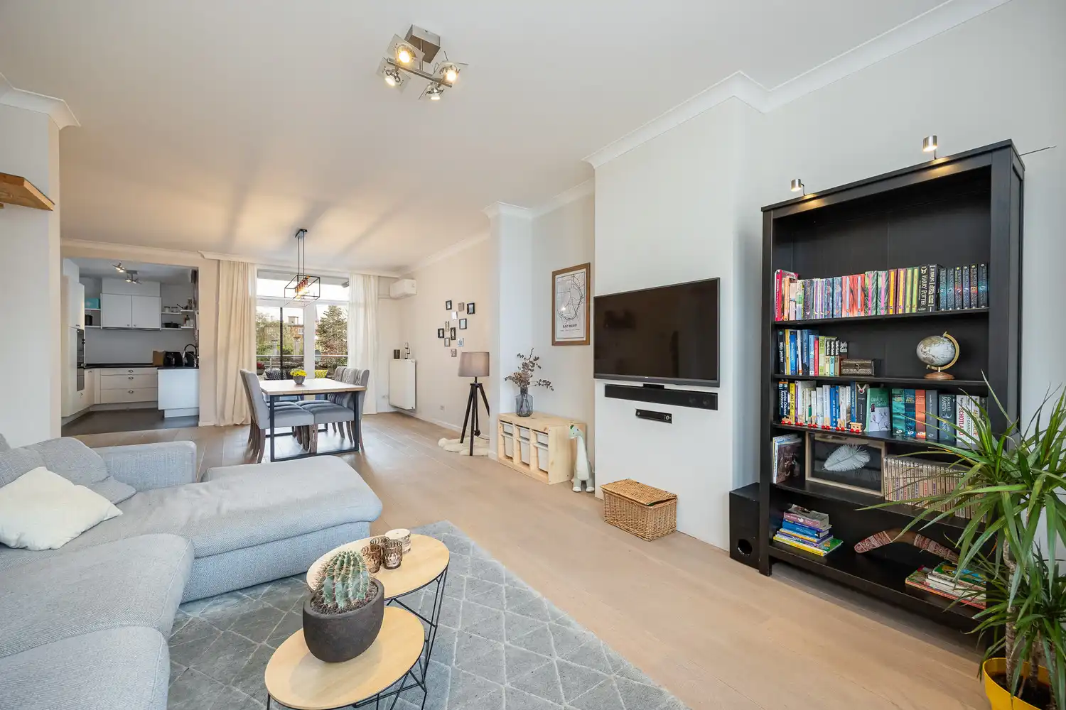 Gerenoveerd 3-slpk appartement van 130 m² met terras in Klein-Antwerpen foto 9