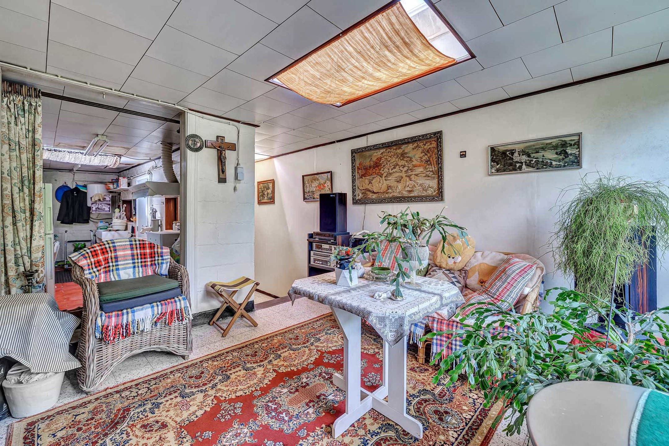 Te renoveren woning met tuin en perceel met garage foto 8