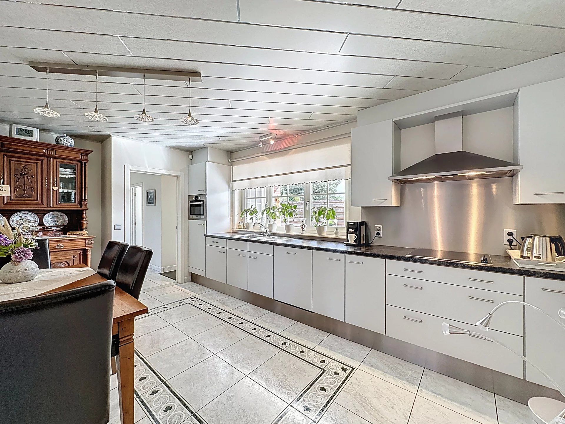 Mooie, vrijstaande woning gelegen op een perceelsgrootte van 9 are, met maar liefst 4 slaapkamers en een ruime dubbele garage. foto 11