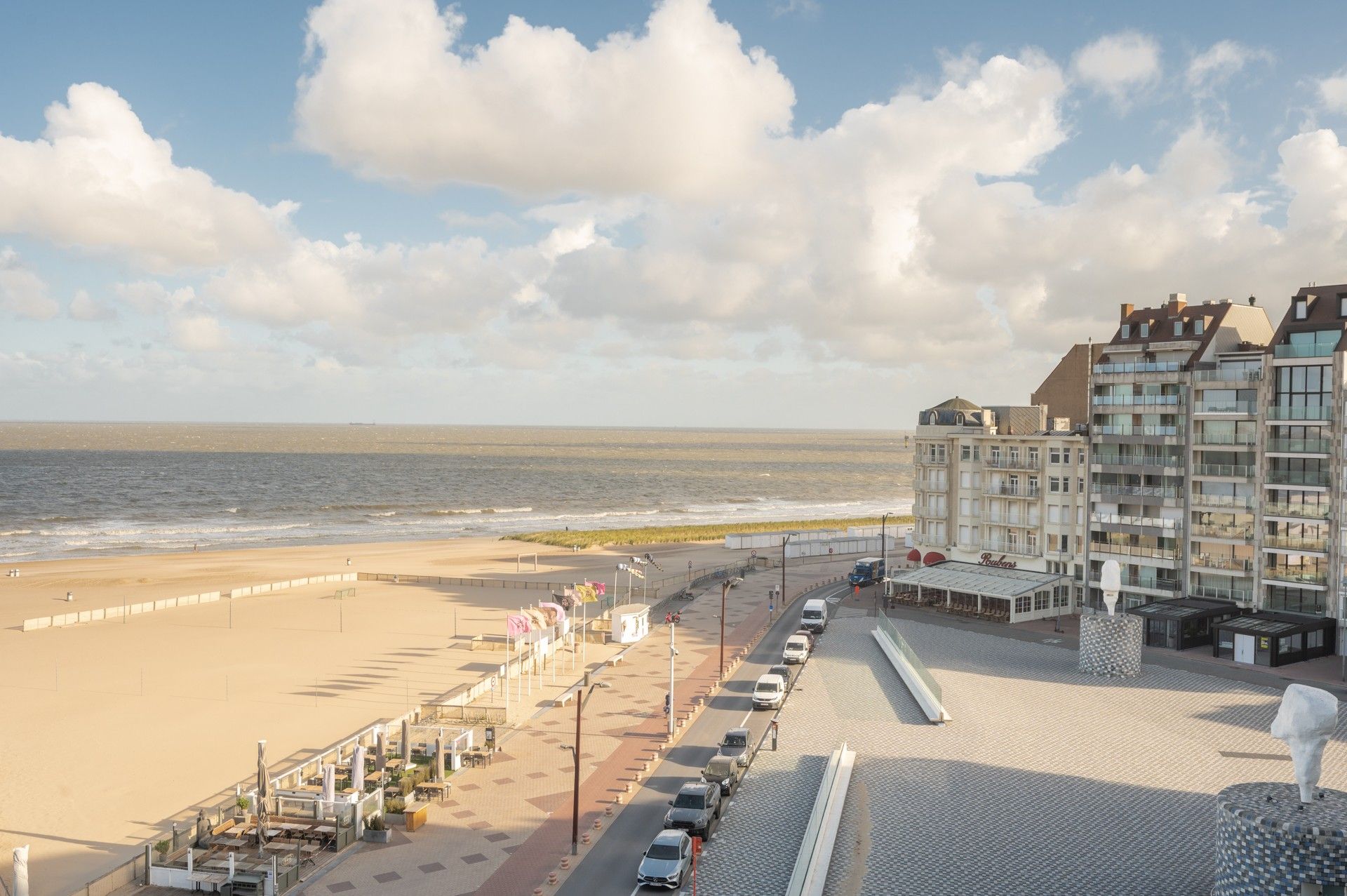 Gemeubeld: verfijnd gerenoveerd appartement op de zeedijk vlakbij het Rubensplein te Knokke! foto 29