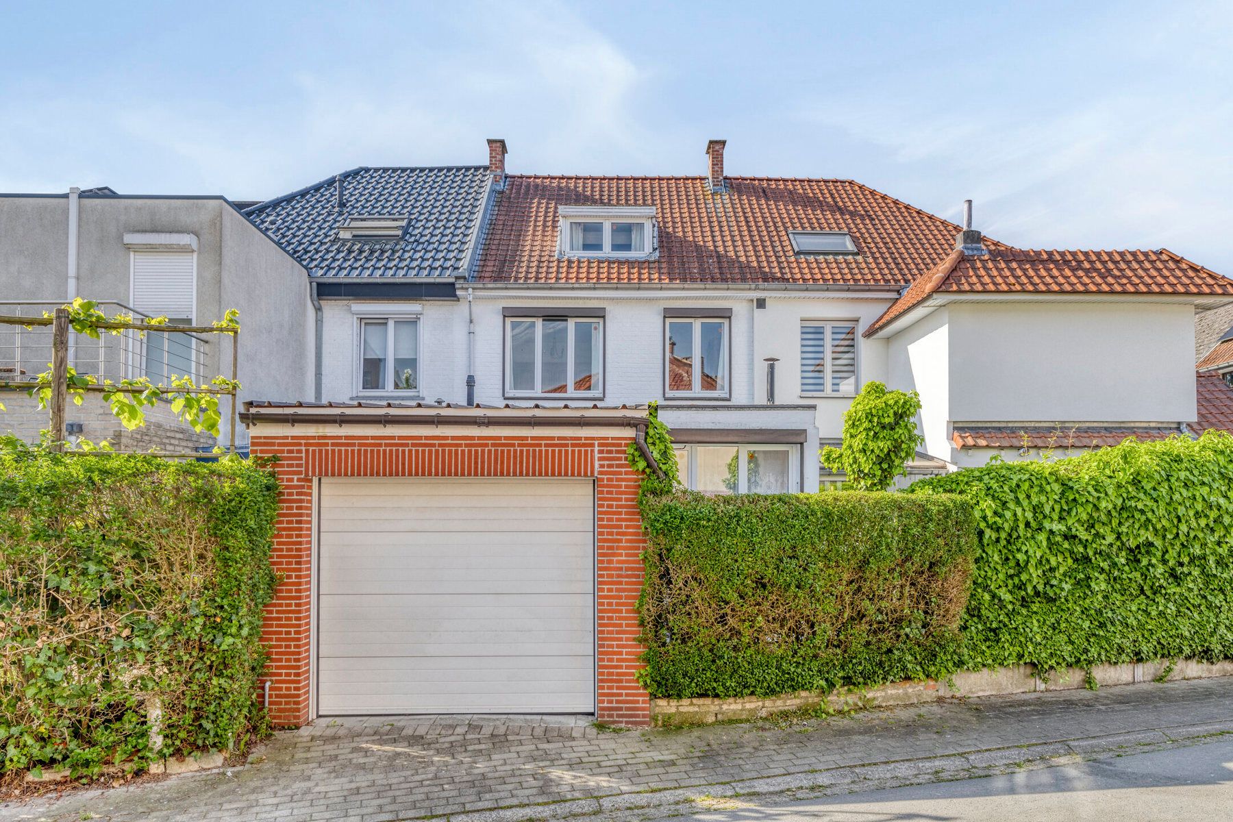 Te renoveren rustig gelegen woning met 4 slaapkamers foto 2