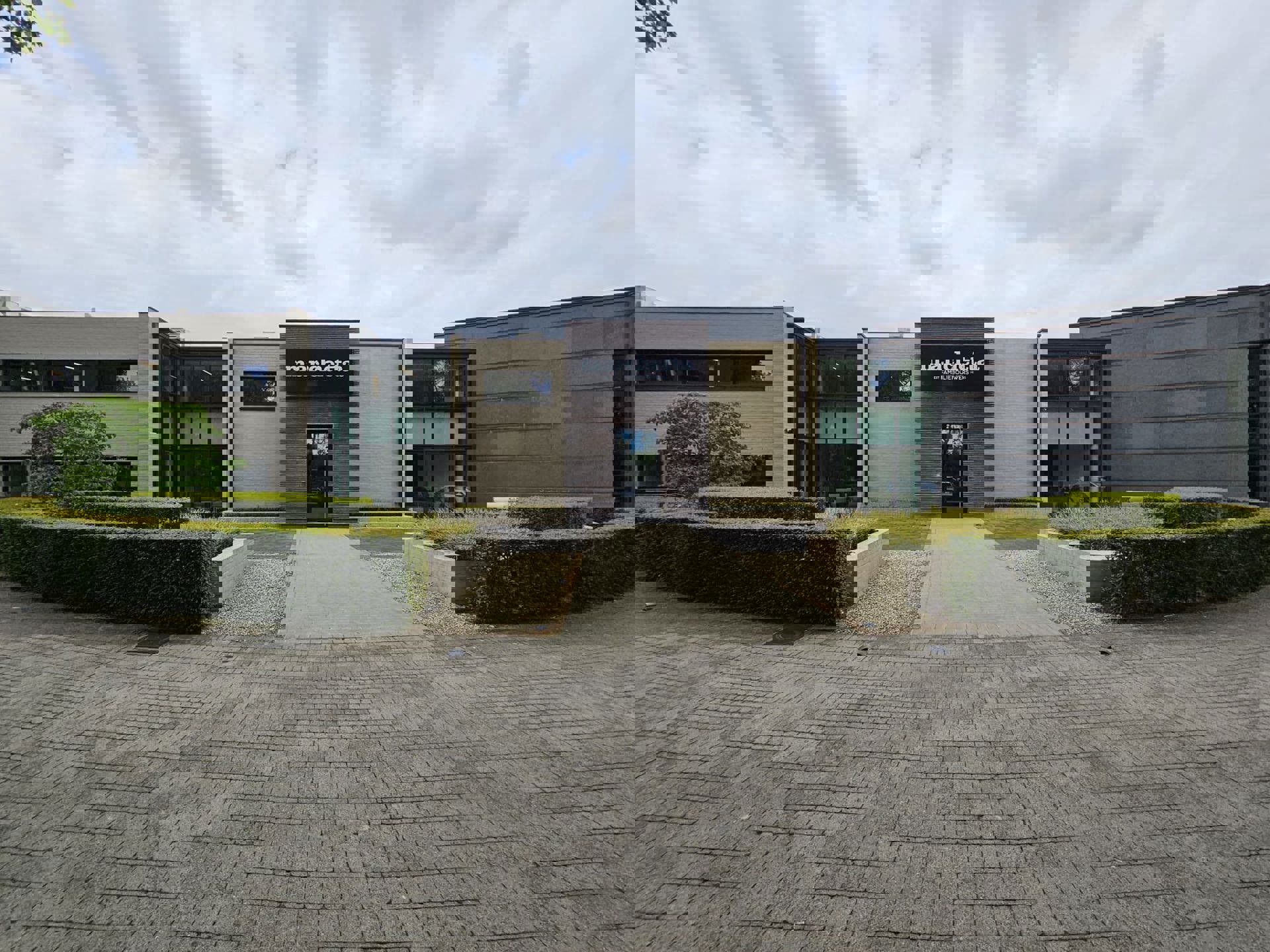  TE HUUR Genk - showroom met kantoren foto 13