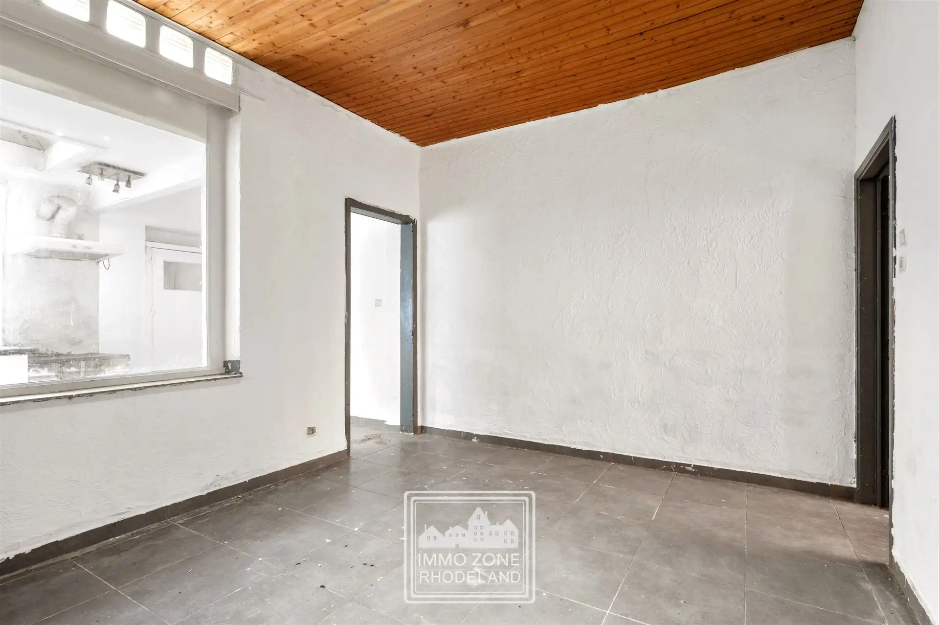 Gunstig gelegen te renoveren woning met veel potentieel foto 7