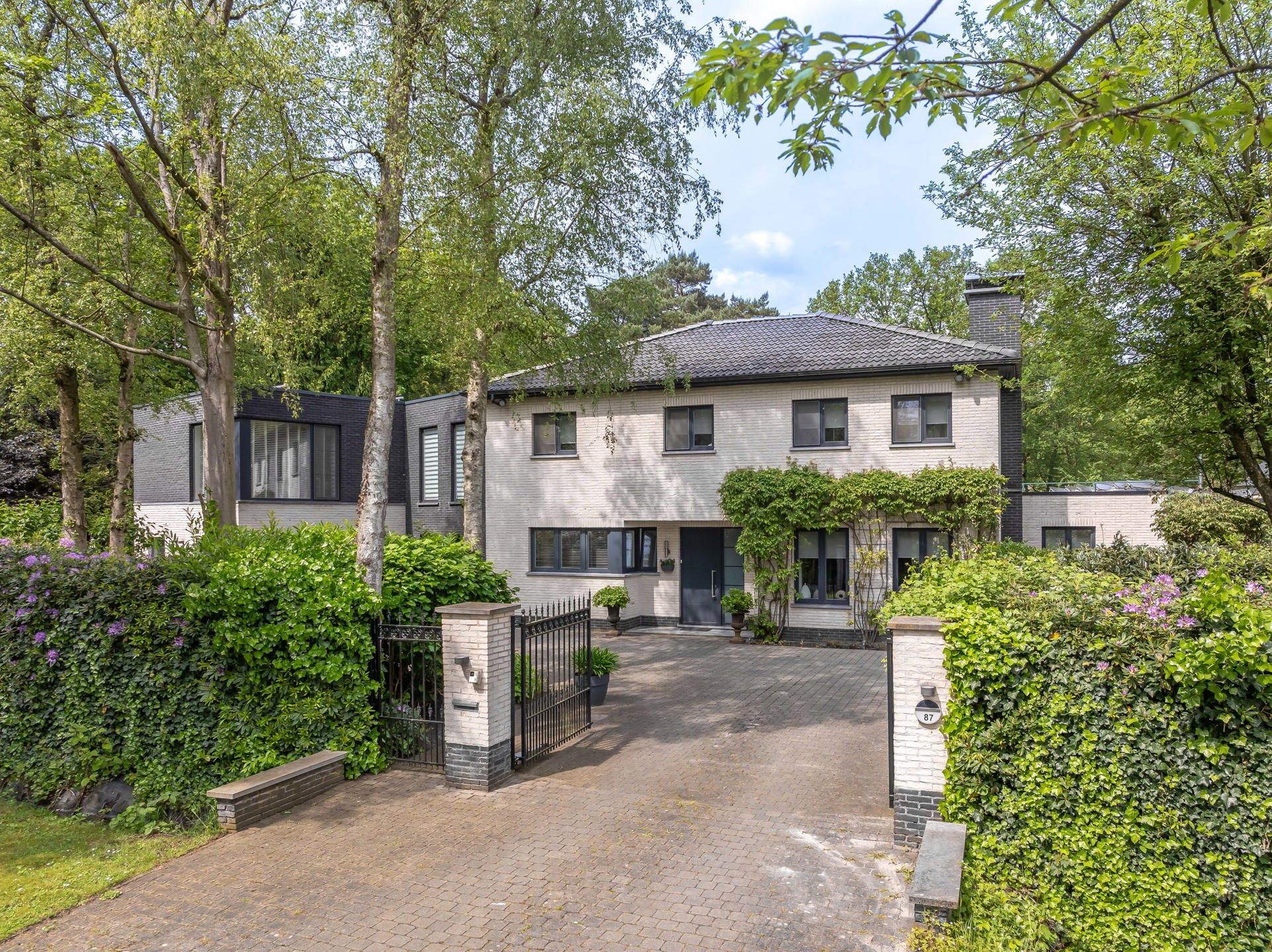 Uitzonderlijke villa met potentieel in residentiële wijk foto 32