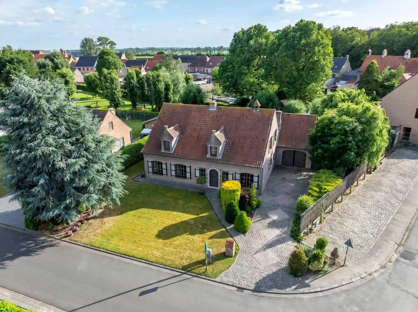 Karaktervol huis te koop in Merkem op 885m² foto 4