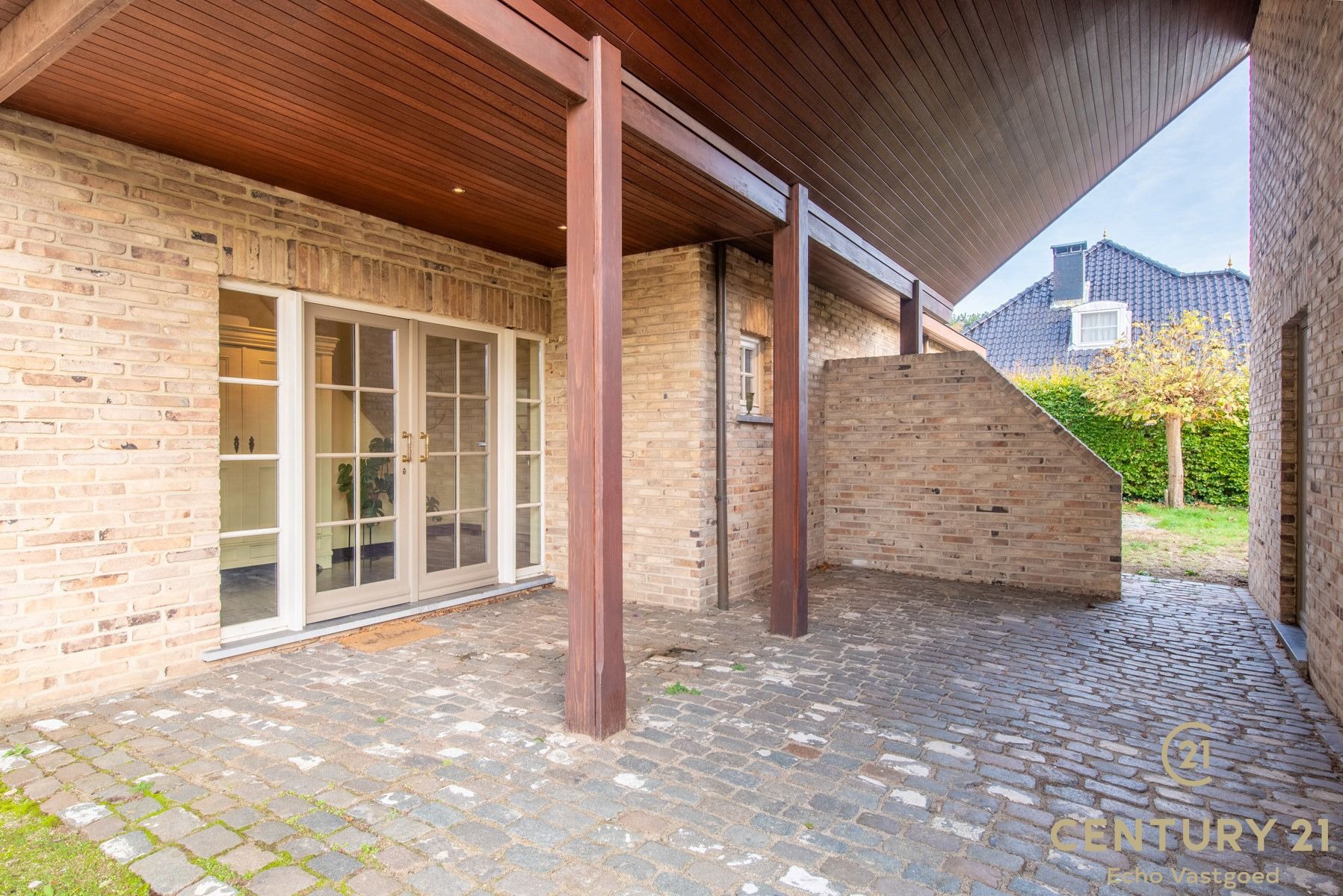 Praktisch gelegen, perfect onderhouden villa met zwembad foto 4