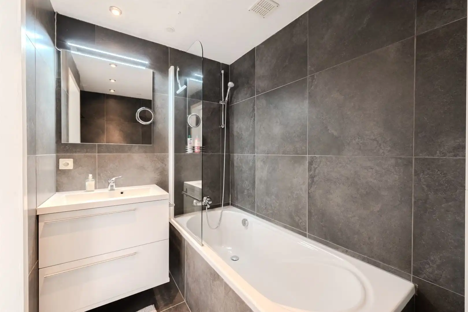 Ruim vernieuwd appartement zuidgericht met unieke zichten foto 16