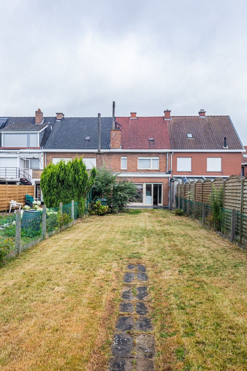 Centraal gelegen, te moderniseren woning met tuin, garage en 3 slaapkamers (meer kamers mogelijk op ruime zolder). foto 5